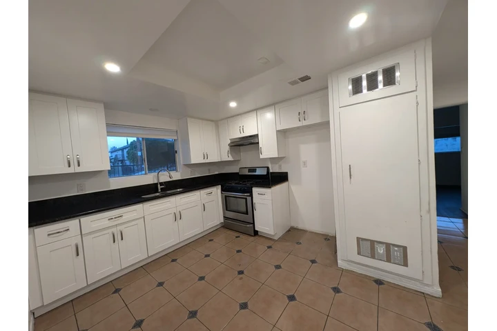 $2900 : NORTH HOLLYWOOD APT. 3 RECS. image 3