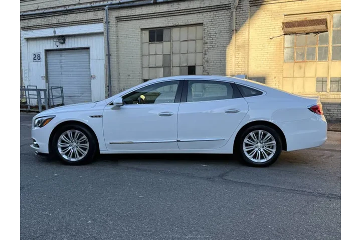 2019 LaCrosse Essence image 6