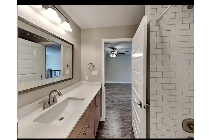 $1045 : 3Bed/2bath image 8