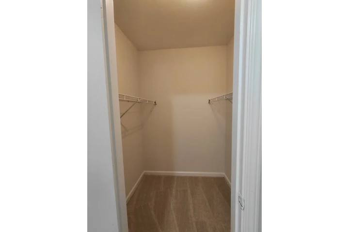 $945 : 1 Bedroom Available Now !! :D image 7