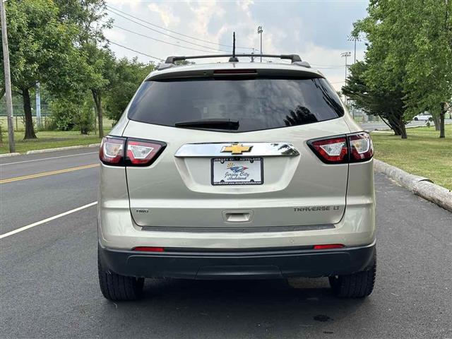 2016 Traverse LT image 8