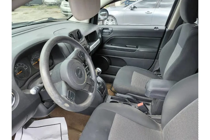 $8800 : 2015 Compass Sport image 3