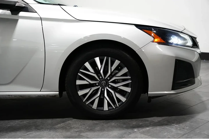 $17837 : 2023 Altima image 6