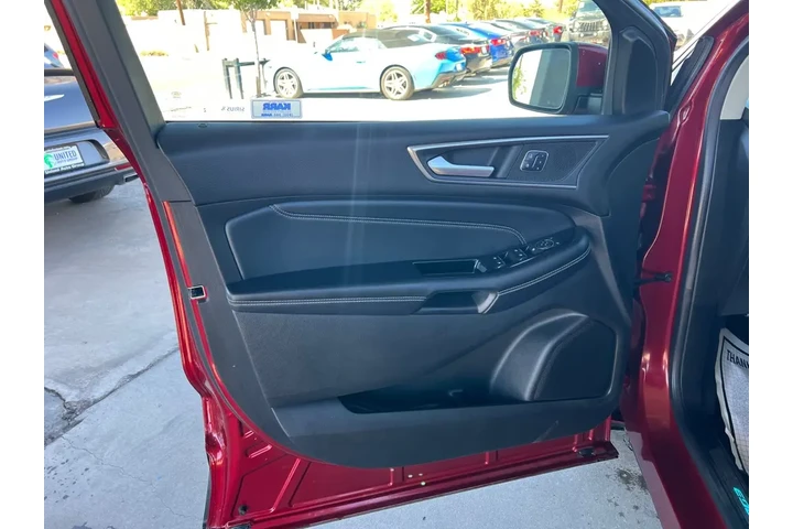 2018 Edge Titanium AWD image 10