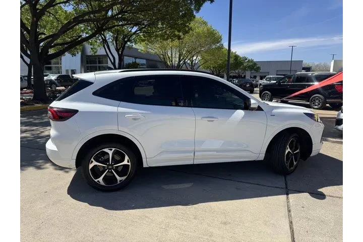 $25874 : Ford Escape 2023 AWD ST-Line image 4