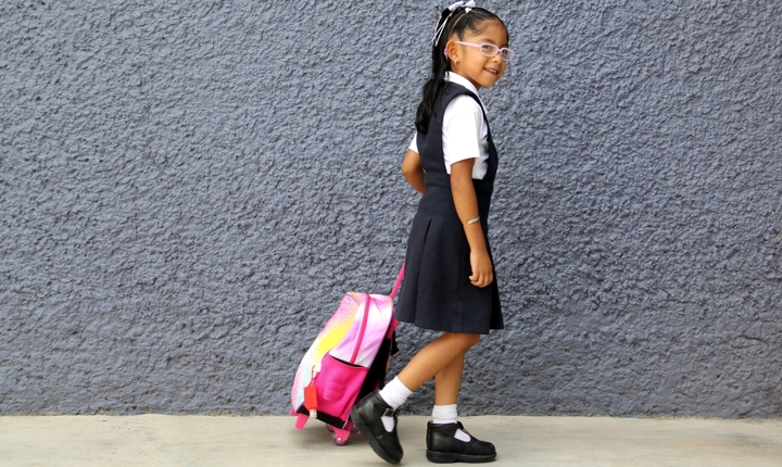 Niña latina con su uniforme nuevo