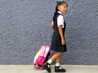 Niña latina con su uniforme nuevo