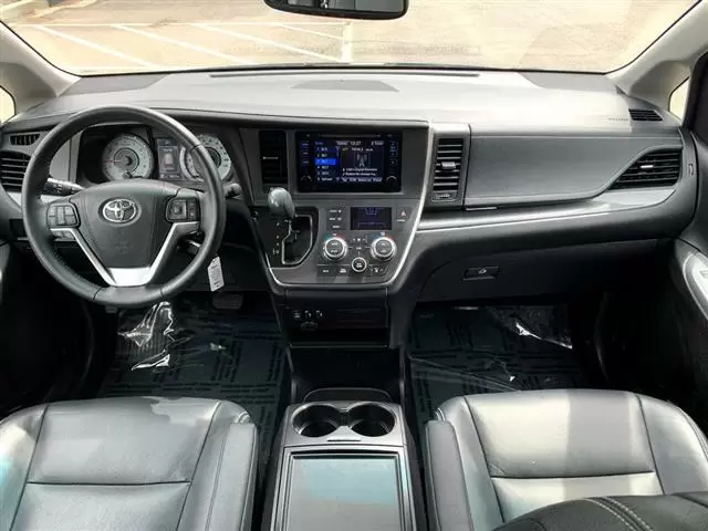 $12500 : 2017 TOYOTA SIENNA SE image 7