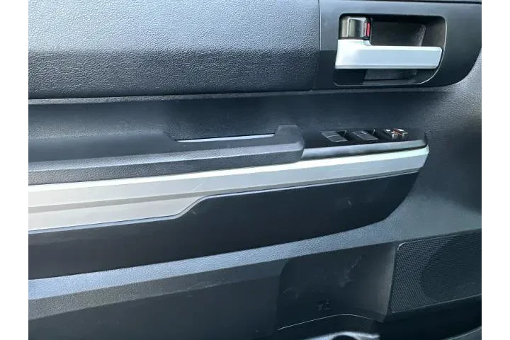 $28705 : Toyota Tundra 2017 4x4 SR5 4 image 10