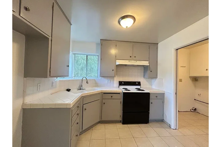$1000 : Home Rent .. Orange, CA image 2