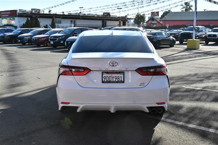 $26969 : Camry SE Sedan 4D image 7