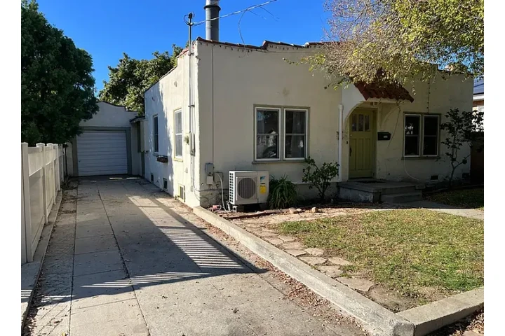 $1580 : 7,600+ sq. ft.California Bunga image 1