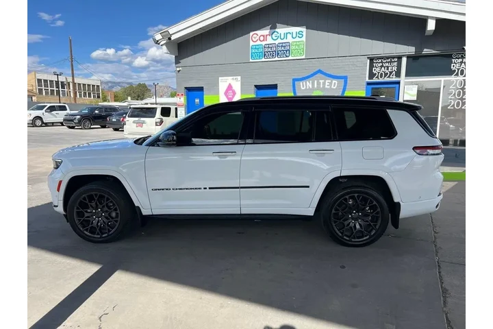 2023 Grand Cherokee L Summit image 8