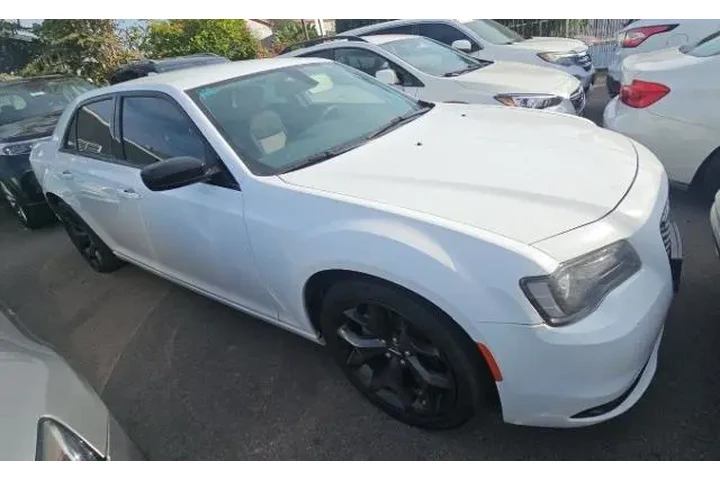 $26400 : Chrysler 300 2022 Touring 4d image 4