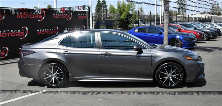 $25895 : Camry SE Sedan 4D image 9