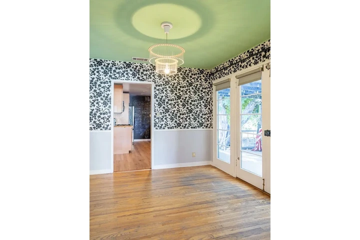 $1050 : charming Living room home image 5