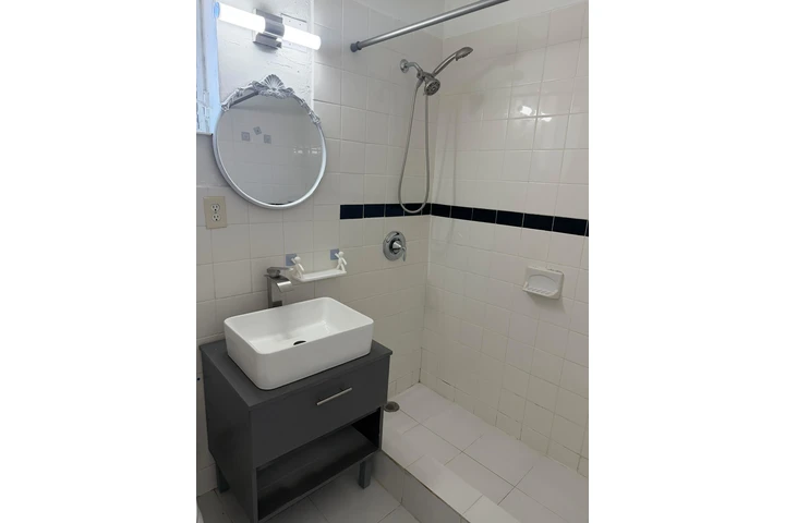 $1300 : RENTO APTO INDEPENDIENTE MIAMI image 5