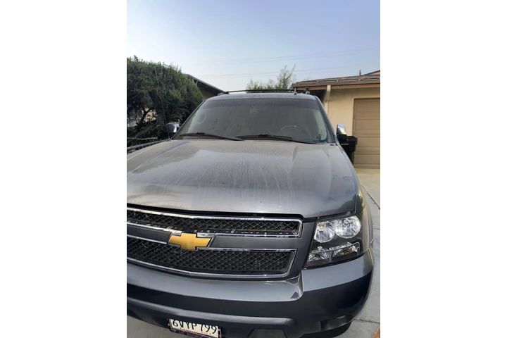 $6000 : 2011 Chevy avalanche image 3
