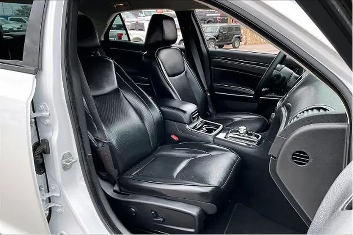 $33417 : Chrysler 300 2023 Touring L image 9