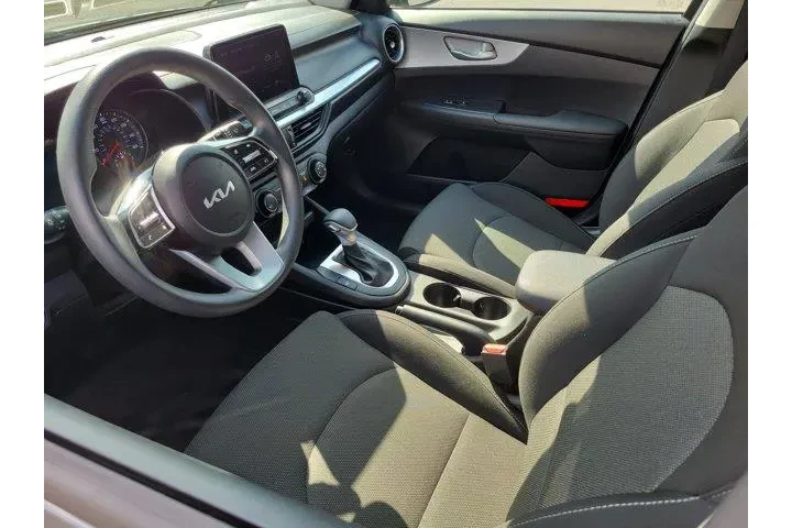 $16000 : Kia Forte 2022 FE 4dr Sedan image 3