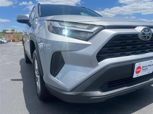 $25890 : PRE-OWNED 2022 TOYOTA RAV4 XLE image 10