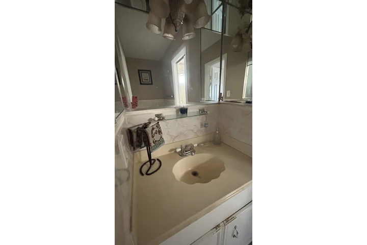 $600 : Cuarto ampleo  y bien ubicado. image 5