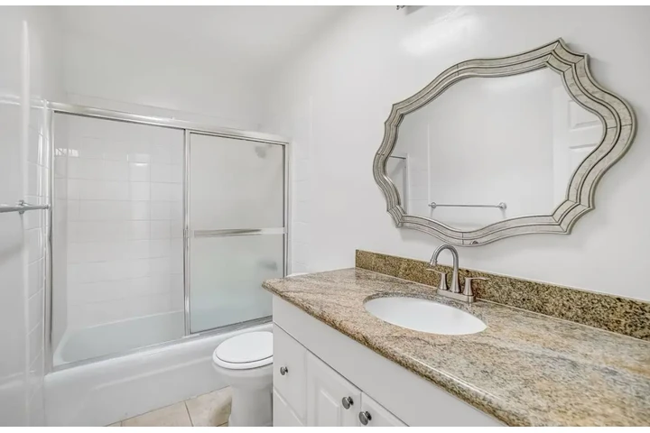 $1950 : 2 Bedroom Apt in Koreatown, LA image 10