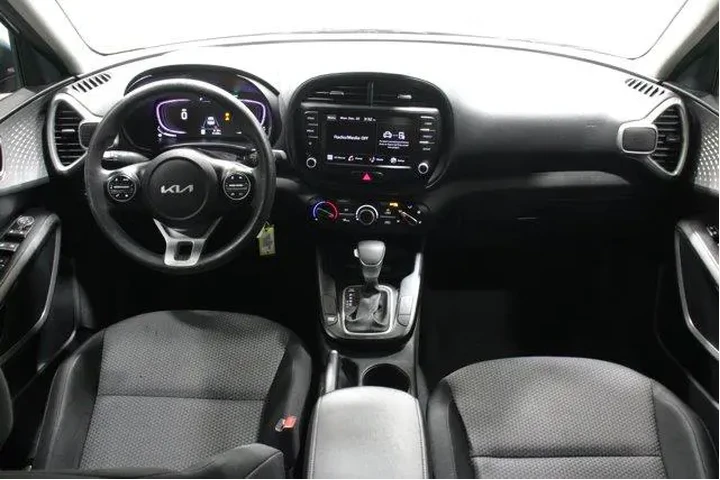 $18981 : Kia Soul 2023 LX 4dr Crossov image 2