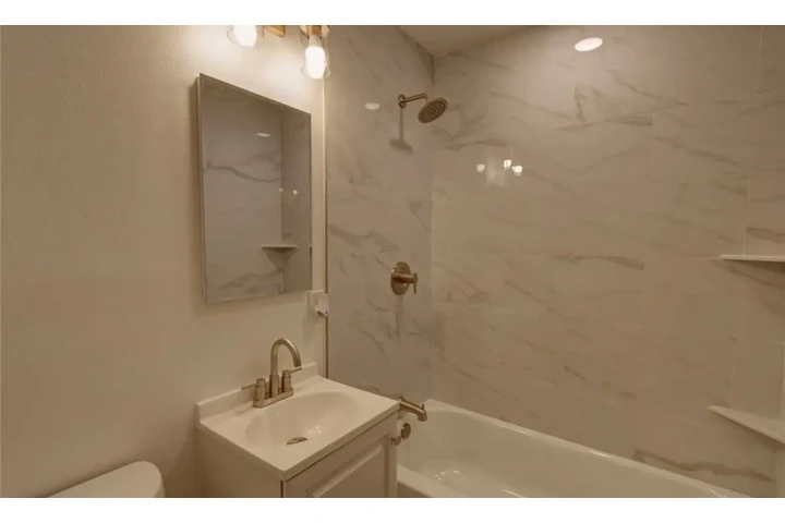 $2450 : 3 Bedroom House in Los Angeles image 9