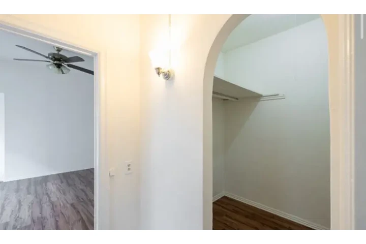 $1900 : 2-BED Apt in James M Wood Blvd image 8