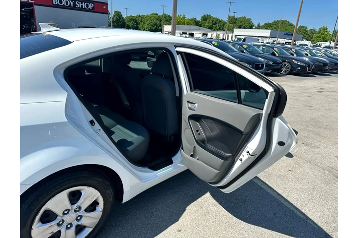 $9280 : 2017 Forte LX Manual image 10