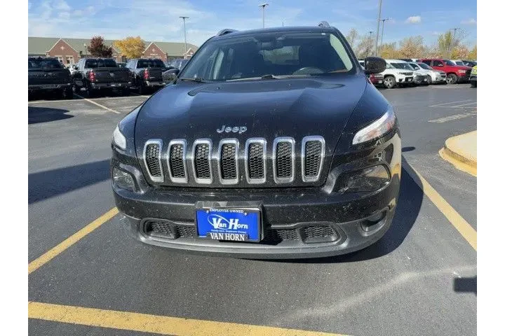 $9802 : Pre-Owned 2016 Cherokee Latit image 4