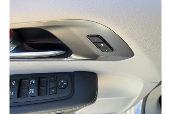 $26339 : Chrysler Pacifica 2023 Touri image 10