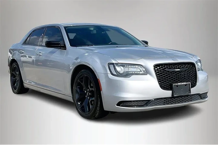 $18915 : Chrysler 300 2021 Touring 4d image 1