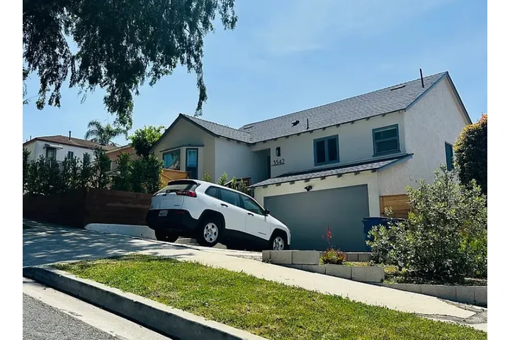 $1020 : Available 1bed & 1.5bath image 1