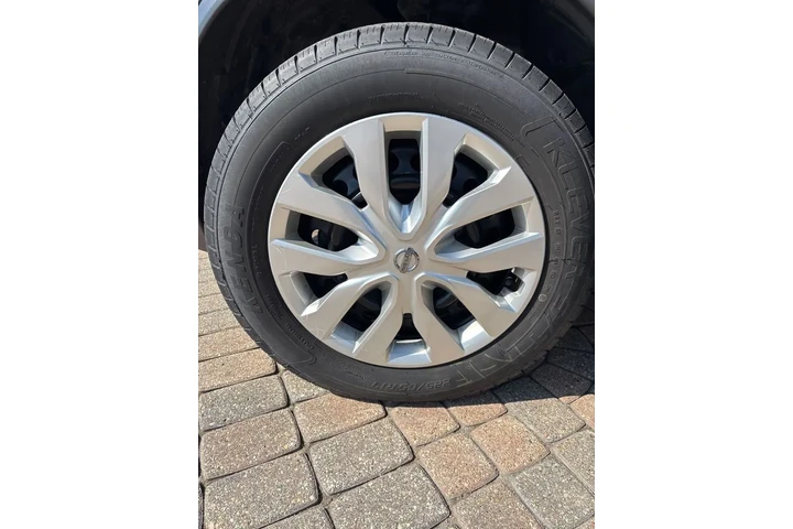 $14497 : 2018 Rogue S image 9