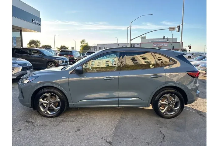 $22498 : Ford Escape 2023 ST-Line 4dr image 3
