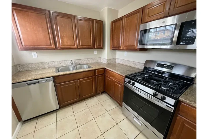 $2300 : Available 3Bed 2Bat in LA image 2