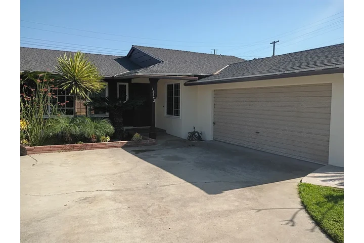 $1500 : Downey 3 & 2 Available image 3