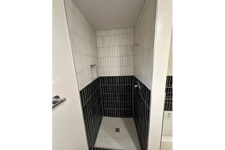 $1100 : Koreatown Luxury Rent image 5