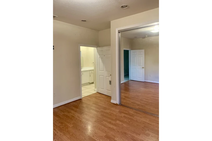 $999 : Cuarto con Bano image 2