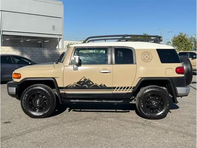 2011 Toyota FJ Cruiser Sport image 2