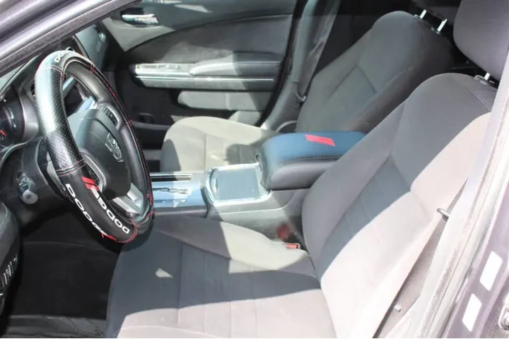 2013 Charger SE image 9