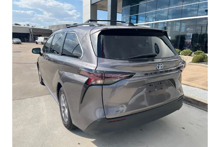 $35491 : Toyota Sienna 2023 LE 8-Pass image 7