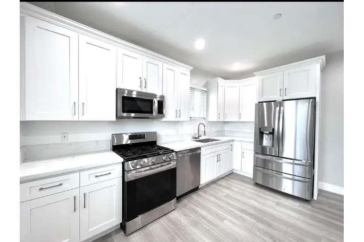 $1250 : LUXURY APARTMENT image 2