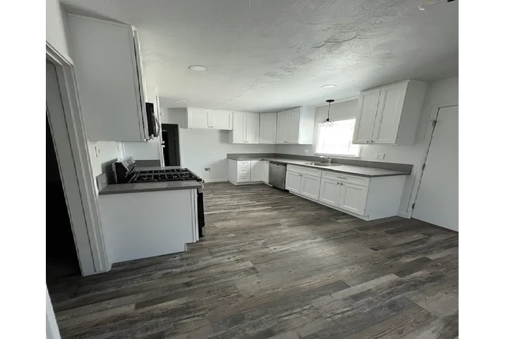 $1000 : Remodel  new kitchen  home image 4