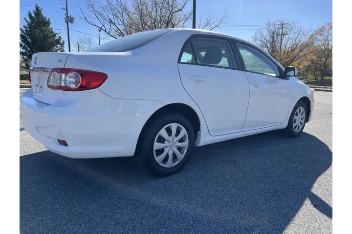 $7900 : 2011 Corolla LE image 6