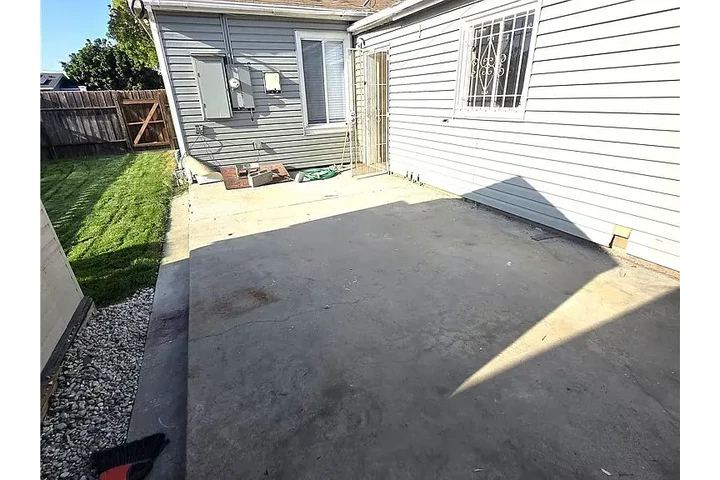 $900 : Fully fenced front & backyard! image 9