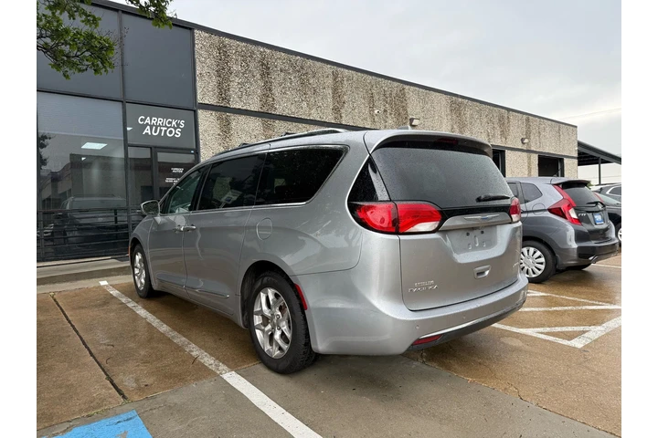 $11990 : 2018 Pacifica Limited image 4