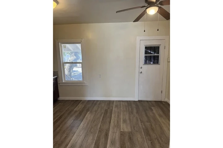 $3000 : Charming Single-Family House image 1
